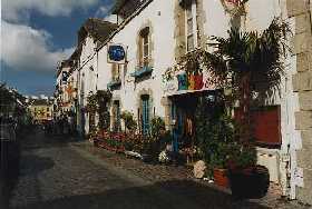 Kleine Straße in der Nähe des Fährhafens Port Maria in Quiberon. - Klicken Sie auf das Bild, um das Fotoalbum zu öffnen.