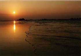 Sonnenuntergang am Strand in der Nähe von Theven Kerbrat. - Klicken Sie auf das Bild, um das Fotoalbum zu öffnen.